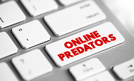 מקלדת עם המילה online predators על מקש ה- enter