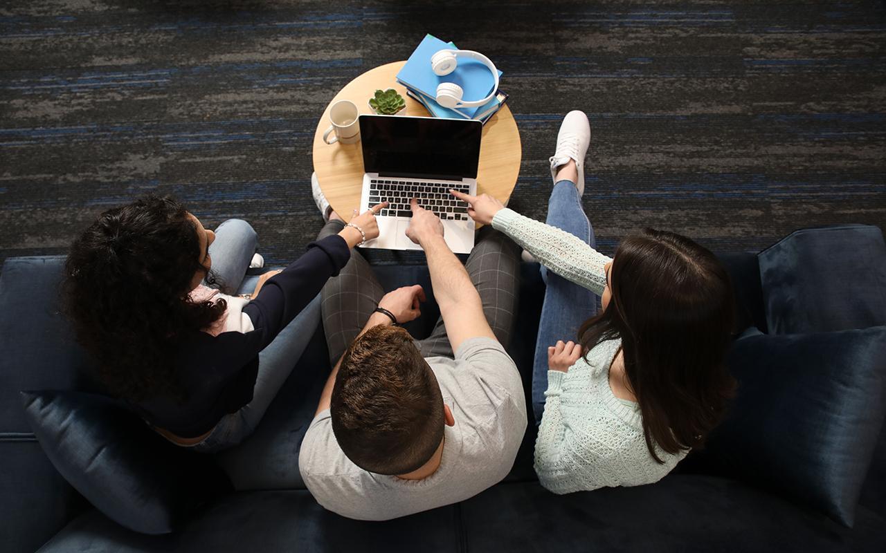 אילוסטרציה של סטודנטים לומדים